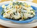 Bandnudeln mit Frischkäse, Spinat und Pinienkernen Rezept