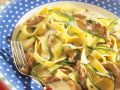 Bandnudeln mit Zucchini und Putenstreifen Rezept