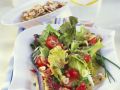 Bataviasalat mit Kirschtomaten und Haselnusskernen Rezept