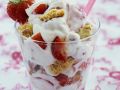 Beeren-Joghurt mit Keksen Rezept