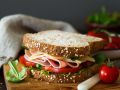 Belegtes Sandwich mit Käse, Schinken, Tomaten und Salat Rezept