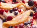 Biskuit-Omelettes mit Cremefüllung und Beeren Rezept