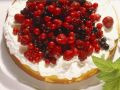 Biskuitkuchen mit Schlagsahne und Beeren Rezept