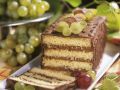 Biskuitkuchen mit Schokoladencreme und Trauben Rezept