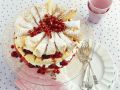 Blätterteig-Torte mit Beeren, Kirschen und Sahne Rezept