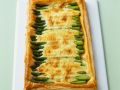 Blätterteigkuchen mit grünem Spargel und Käse Rezept