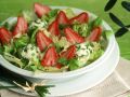 Blattsalat mit Erdbeeren und Käse Rezept