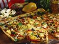 Blechpizza mit buntem Belag Rezept