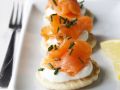 Blinis mit Sauerrahm und geräuchertem Lachs Rezept