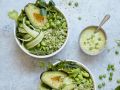 Bowl mit Brokkolireis, Avocado und Edamame Rezept