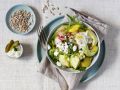 Bowl mit Kartoffeln, Gurken, Avocado und Feta Rezept