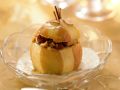 Bratapfel mit Haselnüssen und Rosinen gefüllt Rezept