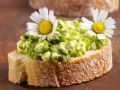 Brot mit grünem Hüttenkäse und Gänseblümchen Rezept