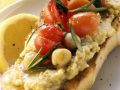 Brot mit Hummus, Cherrytomaten und Rosmarin Rezept