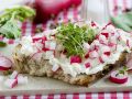 Brot mit Radieschen-Frischkäse und Kresse Rezept