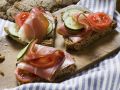 Brot mit Schinken, Gurken und Tomaten Rezept
