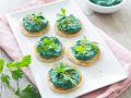 Buchweizen-Blinis mit Spirulina-Hummus Rezept