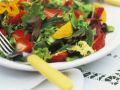 Bunter Blattsalat mit Früchten Rezept
