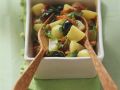 Bunter Kartoffelsalat mit getrockneten Tomaten, Rucola und Oliven Rezept