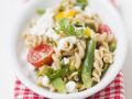 Bunter Nudelsalat mit Bohnen und Schafskäse Rezept
