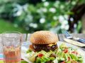 Burger mit buntem Salat Rezept