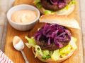Burger mit Karamellzwiebeln und Cocktailsauce Rezept