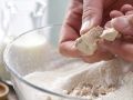 Buttermilch-Hefekranz Zubereitung Schritt 1 Buttermilch-Hefekranz Zubereitung Schritt 1