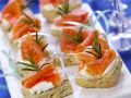 Canapes mit Lachs zu Weihnachten Rezept
