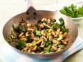 Champignons mit Blattgemüse aus dem Wok Rezept