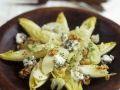 Chicorée-Apfel-Salat mit Roquefort und Nüssen Rezept