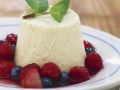 Creme auf bayerische Art (Bayerische Creme) mit Waldbeeren Rezept