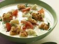 Cremige Blumenkohlsuppe mit Tomaten und Croutons Rezept