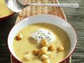 Cremige Steckrübensuppe mit Weißbrotwürfeln Rezept