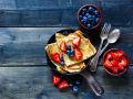 Crêpes mit Blaubeeren und Erdbeeren Rezept