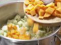 Deftiger Gemüseauflauf mit Brot Zubereitung Schritt 3 Deftiger Gemüseauflauf mit Brot Zubereitung Schritt 3