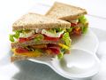 Doppel-Sandwich mit Salami, Käse und Salat Rezept