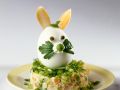 Eier-Hase auf Gemüsesalat Rezept
