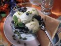 Eisbecher mit Schlagsahne und Blaubeeren Rezept