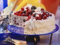Eistorte mit Meringue und Beeren Rezept