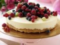 Eistorte mit weißer Schokolade und Beeren Rezept