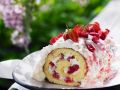 Erdbeer-Rhabarber-Rolle mit Quarkfüllung Rezept