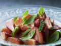 Erdbeersalat mit Basilikum und Minze Rezept
