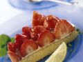 Erdbeertorte mit Biskuitboden und Limettencreme Rezept