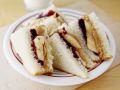 Erdnussbutter-Marmeladen-Sandwich mit Banane Rezept