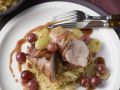 Fasanenbrust im Speckmantel mit Sauerkraut und Trauben Rezept