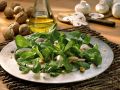 Feldsalat mit Champignons und Walnüssen Rezept