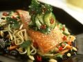 Fischfilet auf gebratenen Nudeln mit Gemüse Rezept