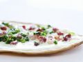 Flammkuchen mit Zwiebeln und Speck Rezept