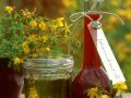 Flasche und Glas mit Johanniskrautöl (Heilöl) Rezept