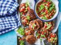 Frikadellen mit Sellerie-Tomaten-Salsa Rezept